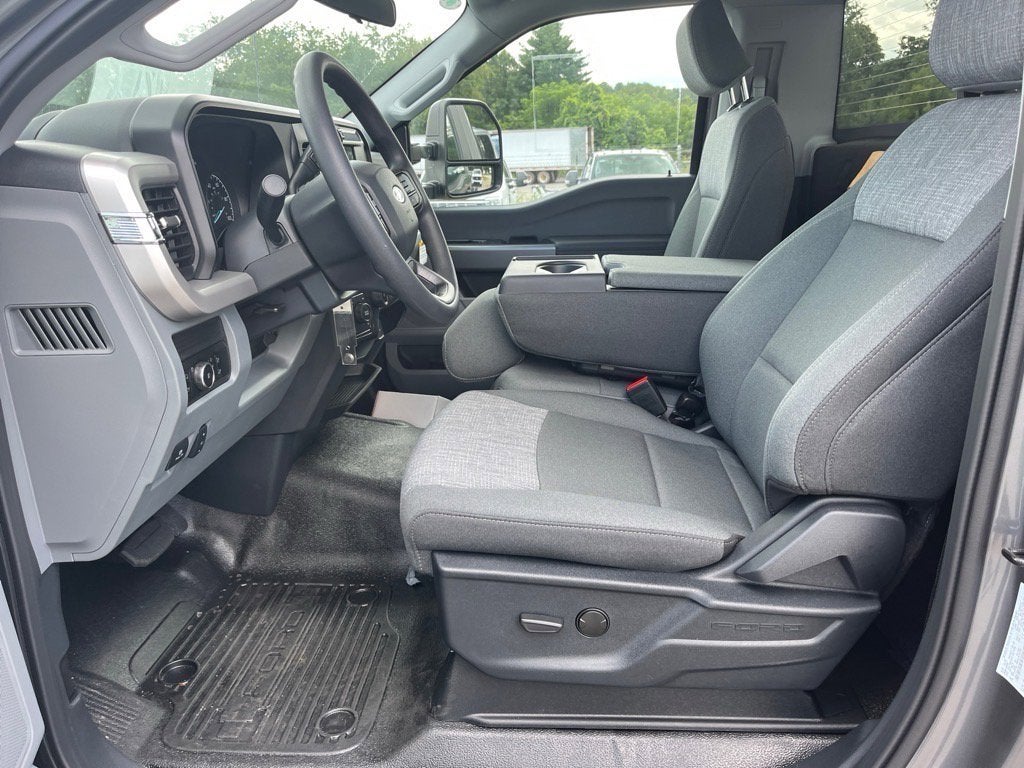 2025 Ford Super Duty F-600 DRW XLT