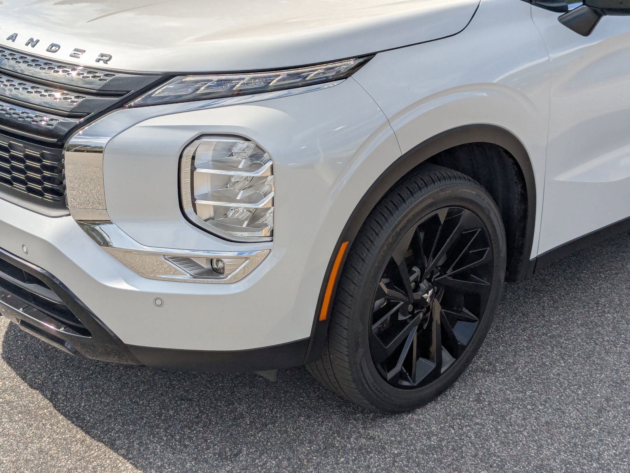 2023 Mitsubishi Outlander SE