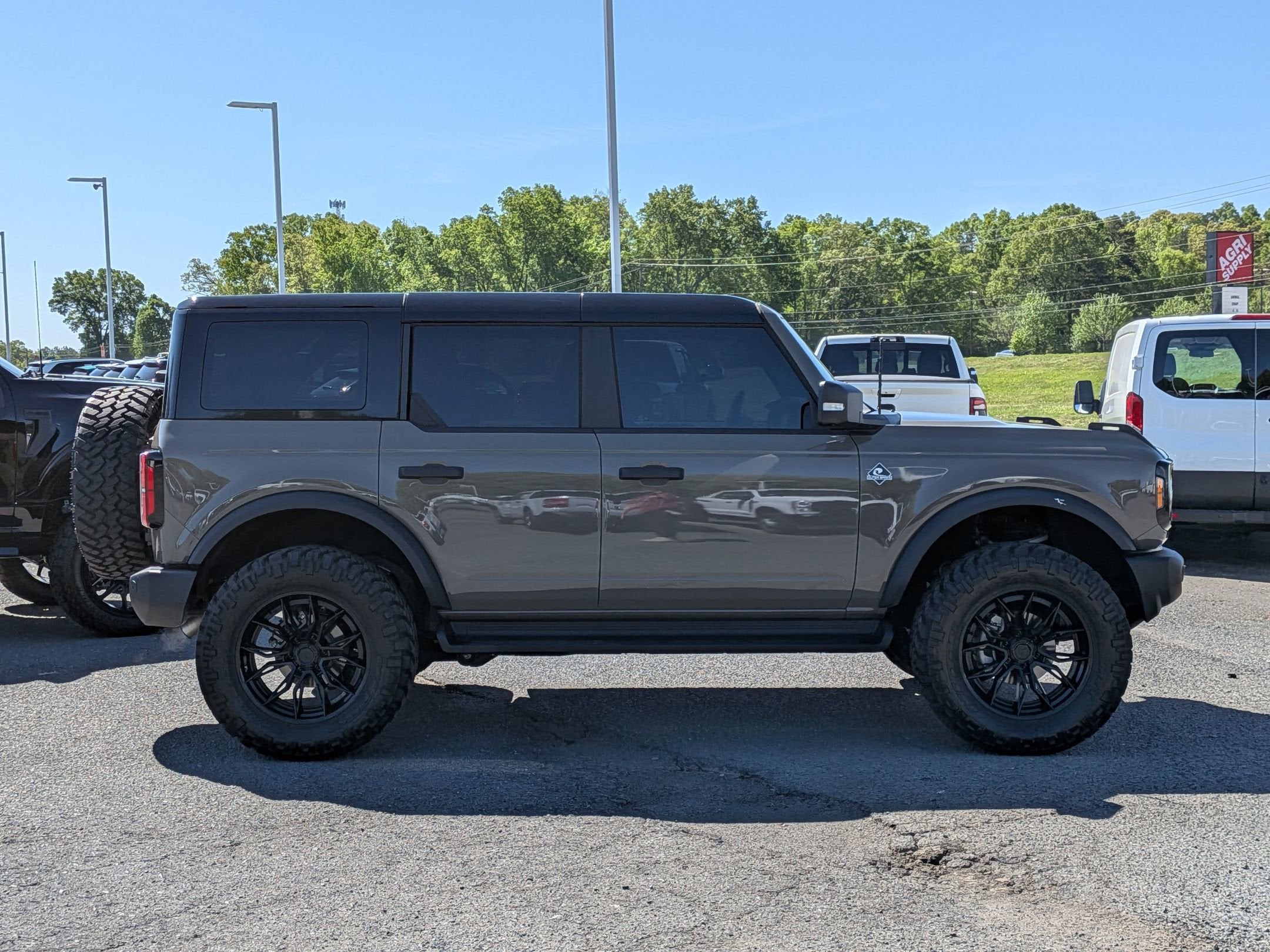 2025 Ford Bronco Outer Banks Custom Wheels / Lift