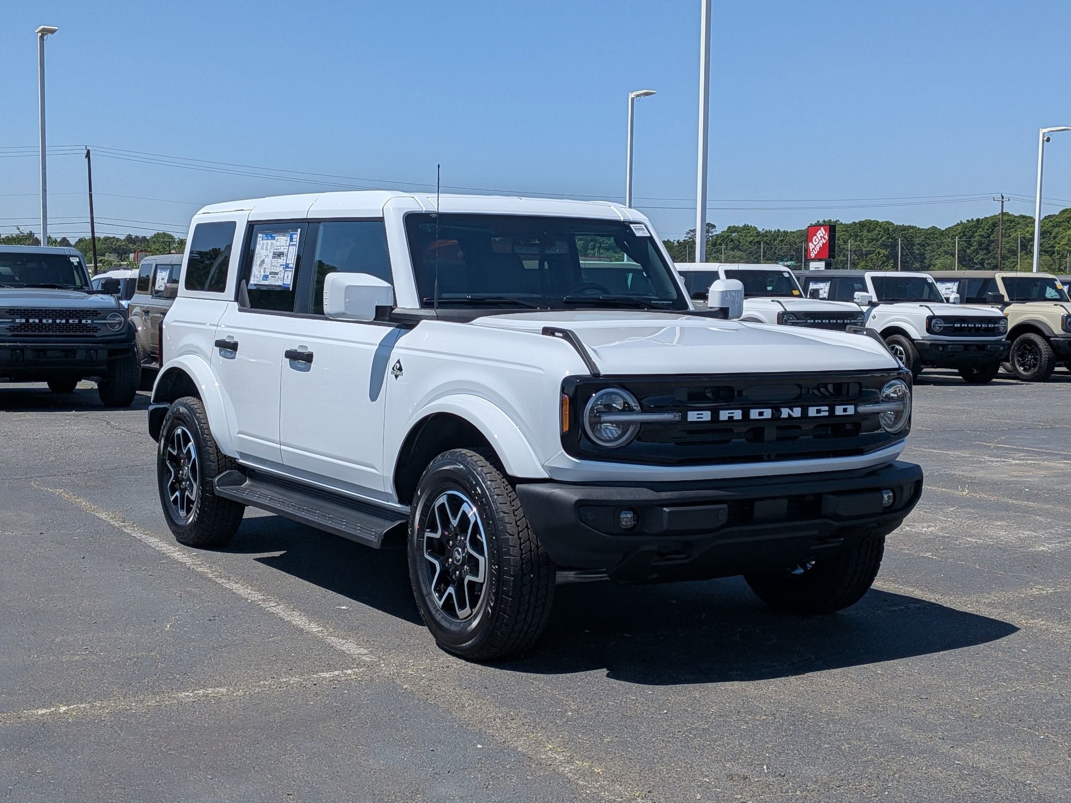 2026 Ford Bronco Outer Banks Custom Wheels / Lift