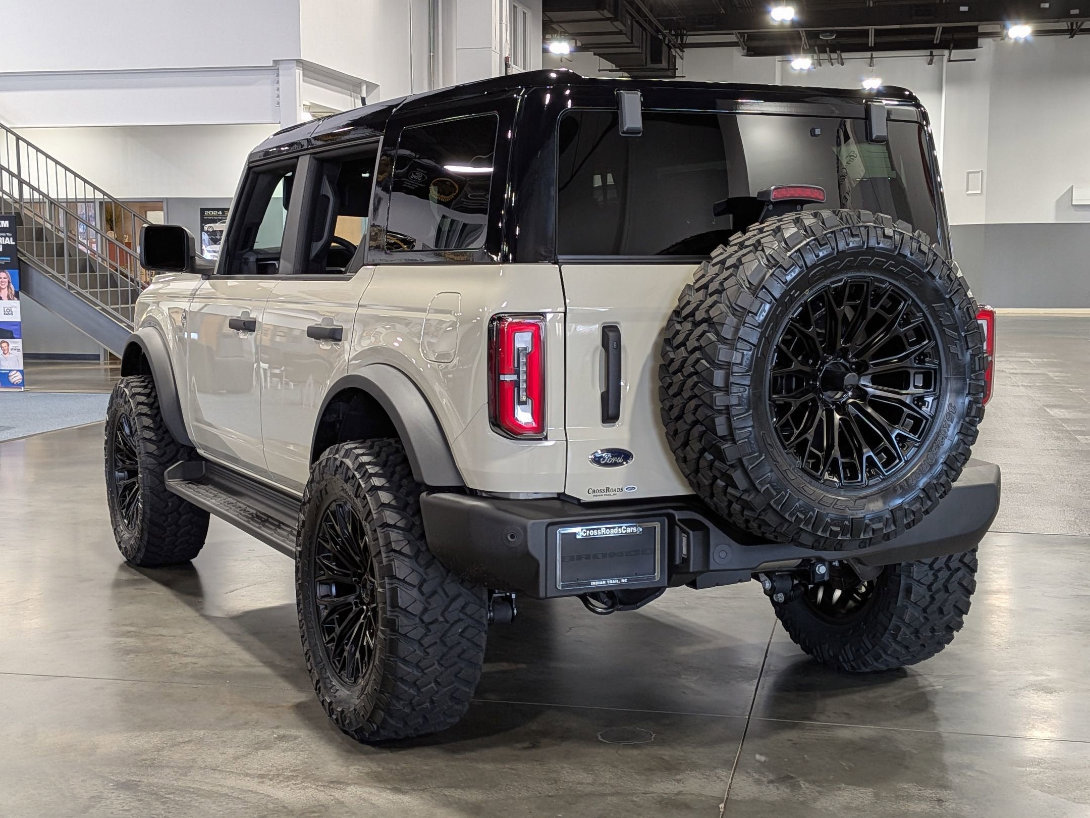 2025 Ford Bronco Outer Bank Custom Wheels / Lift