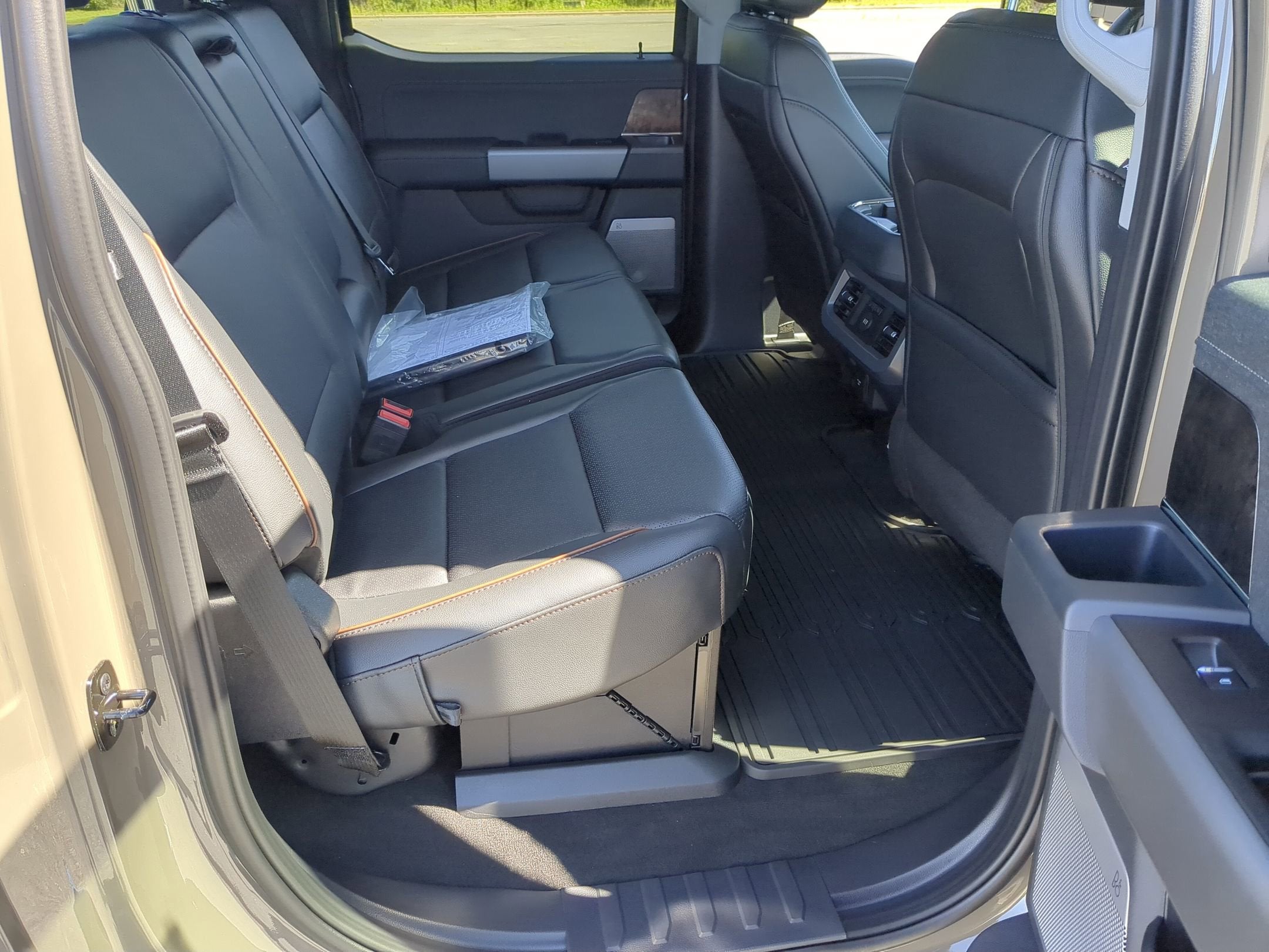 2026 Ford Super Duty F-350 DRW LARIAT