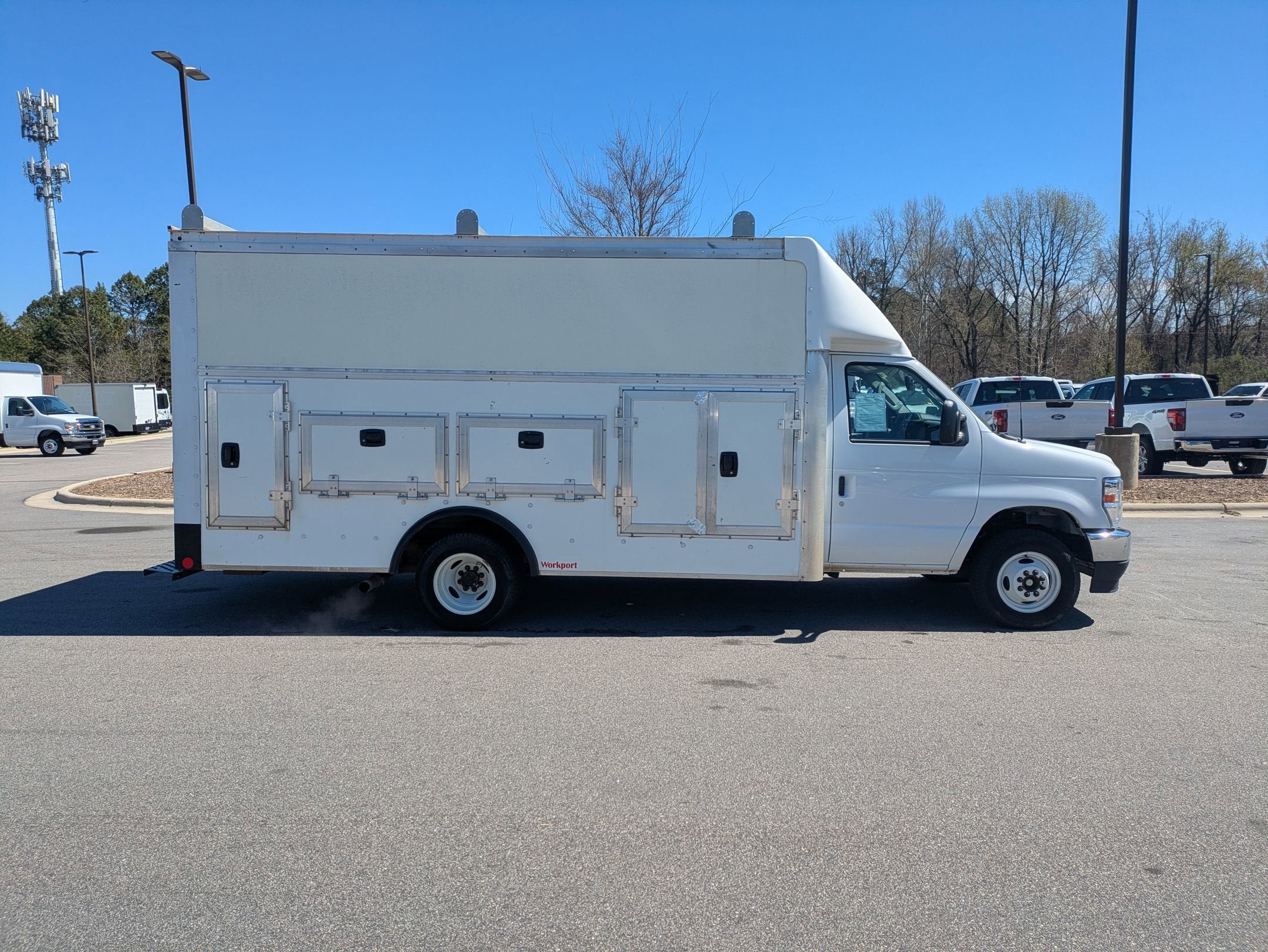 2024 Ford E-Series Cutaway Base