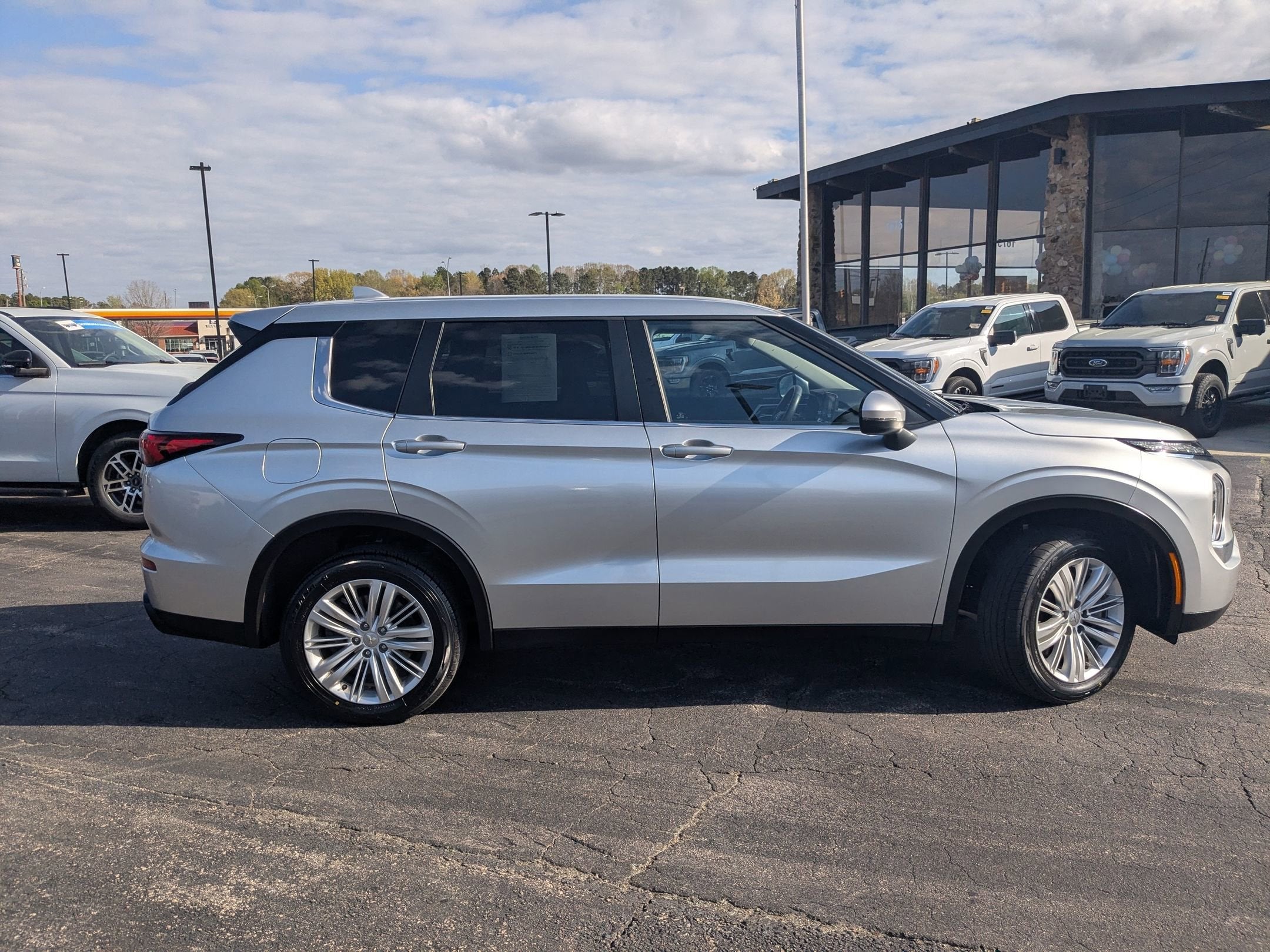 2024 Mitsubishi Outlander ES