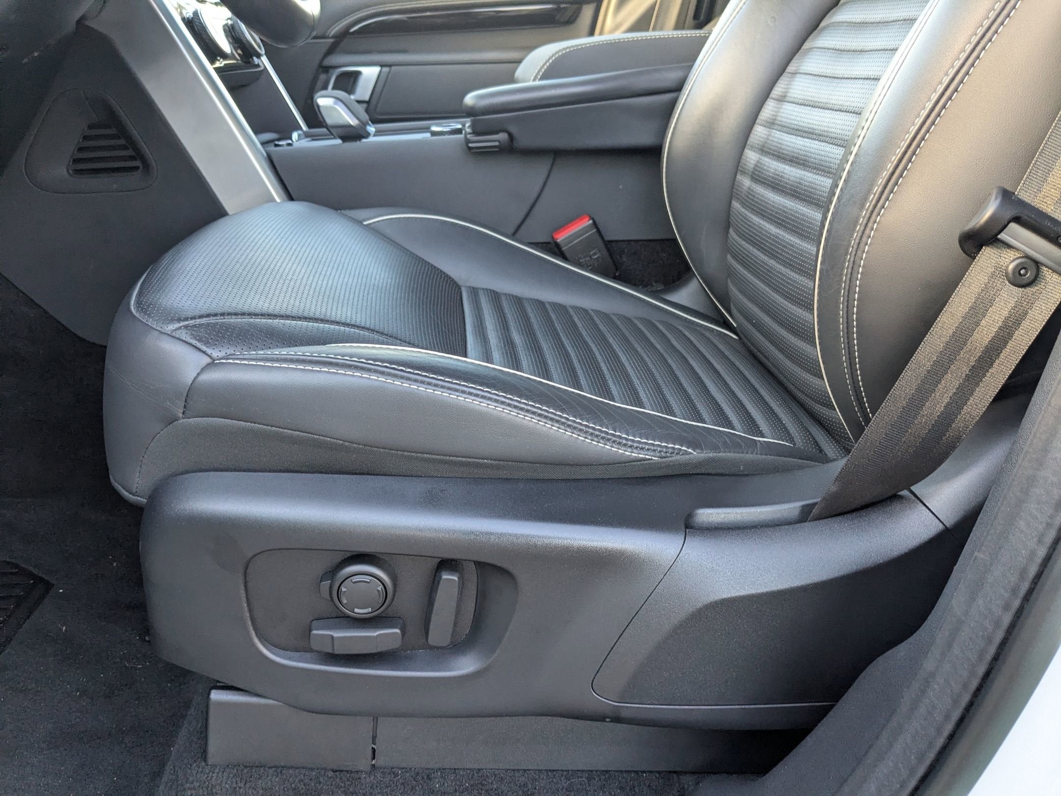 2023 Land Rover Discovery S R-Dynamic