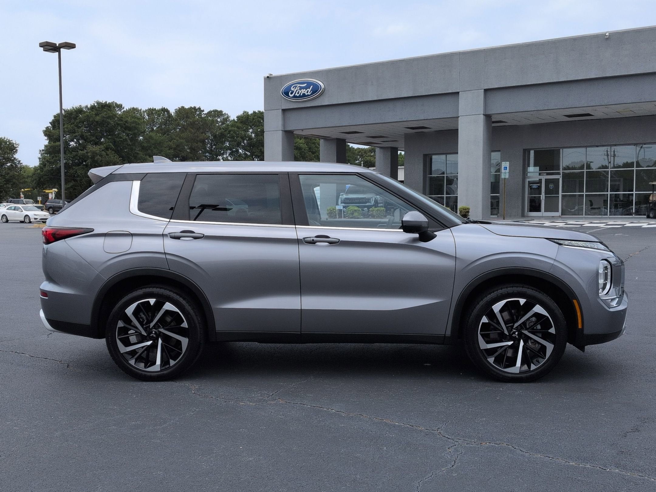 2023 Mitsubishi Outlander SE