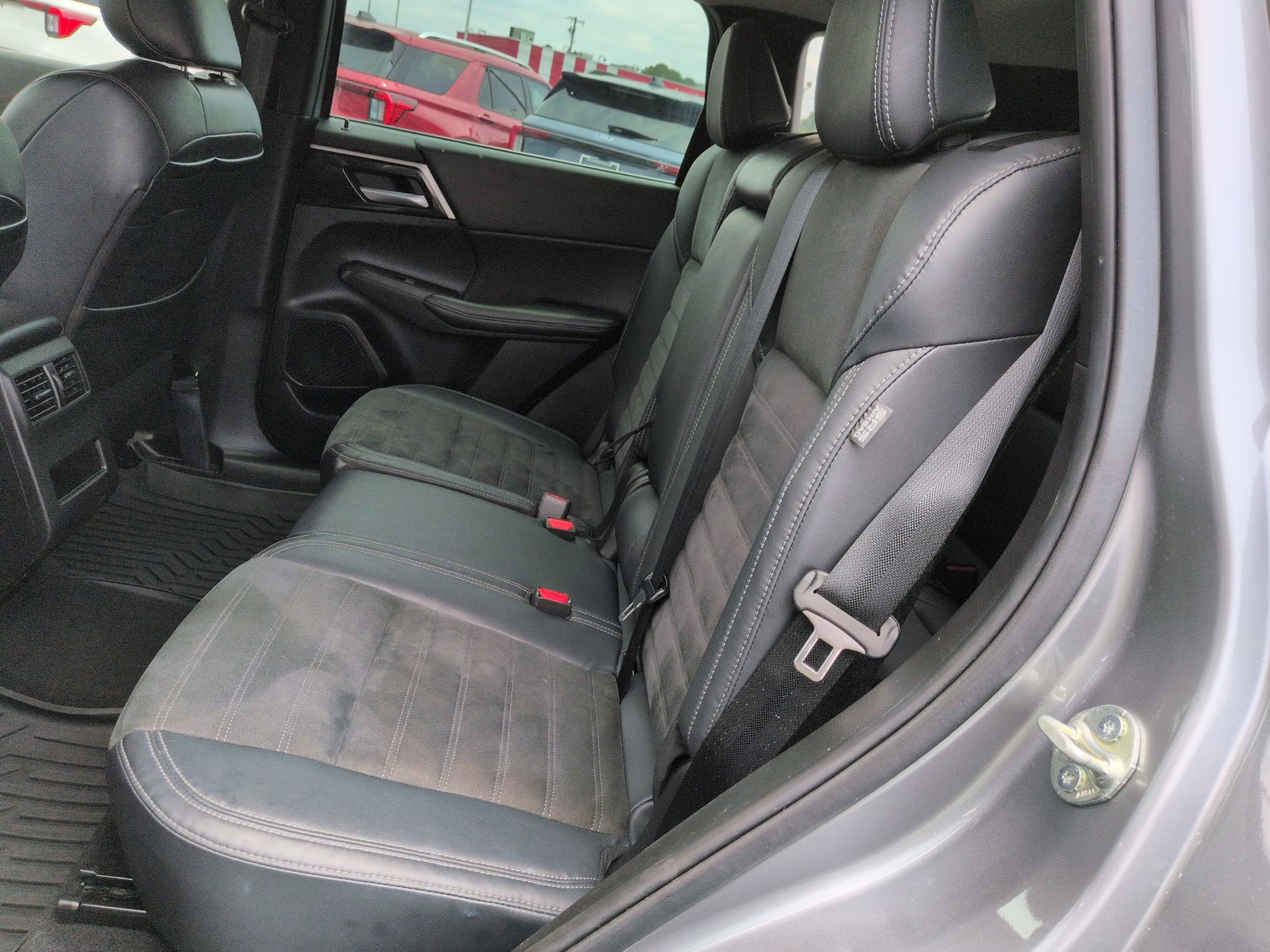 2023 Mitsubishi Outlander SE